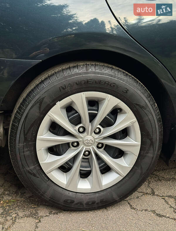 Седан Toyota Camry 2016 в Рівному