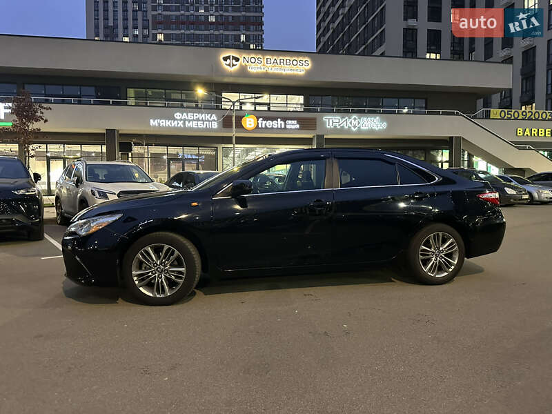 Седан Toyota Camry 2017 в Киеве