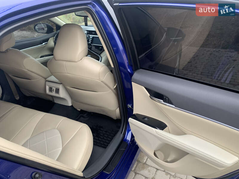 Седан Toyota Camry 2018 в Львове