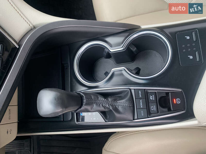 Седан Toyota Camry 2018 в Львове