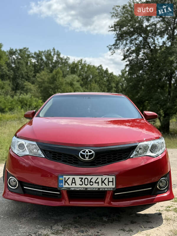 Седан Toyota Camry 2013 в Киеве