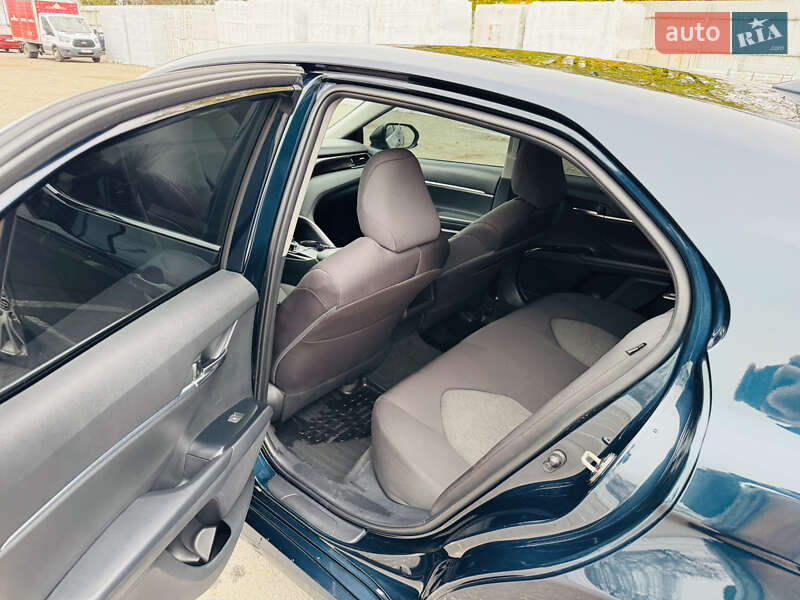 Седан Toyota Camry 2019 в Кременчуге