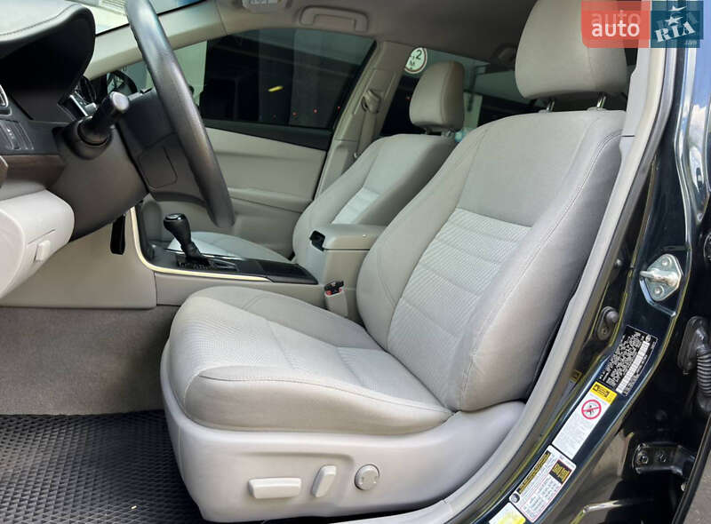 Седан Toyota Camry 2015 в Днепре