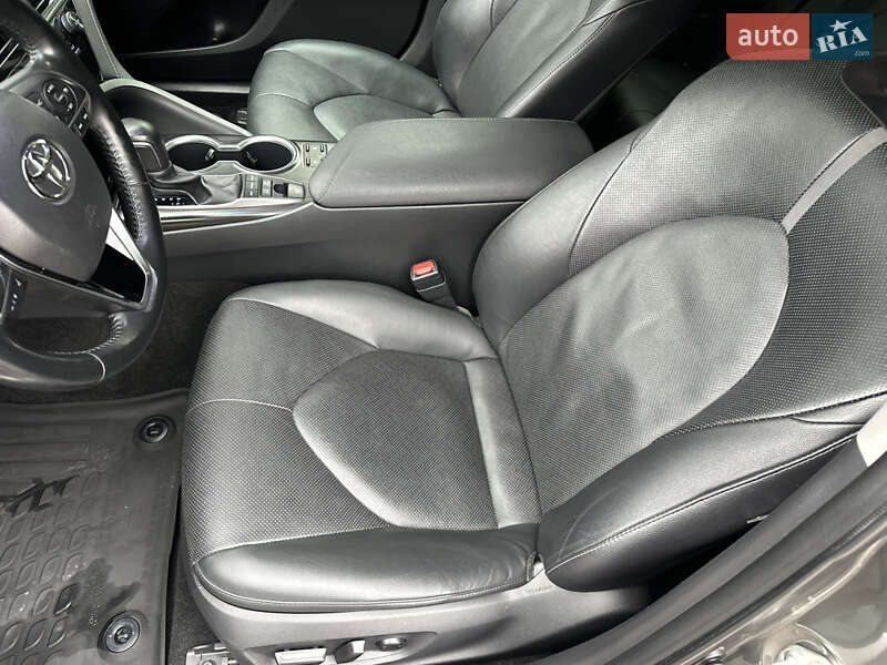 Седан Toyota Camry 2022 в Черкассах