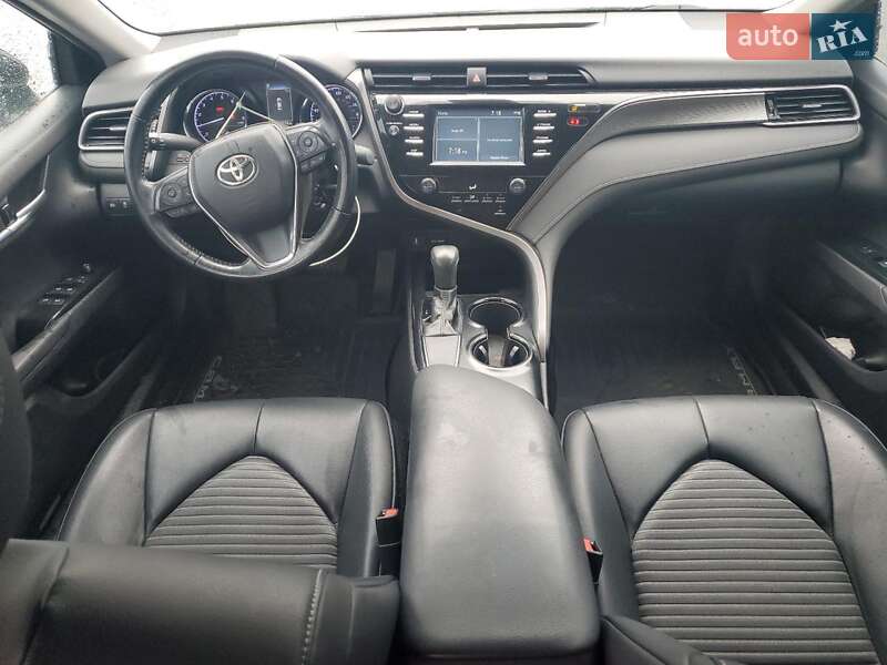 Седан Toyota Camry 2019 в Киеве