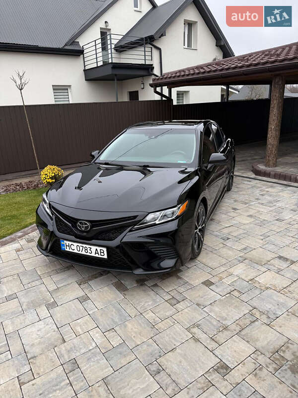 Седан Toyota Camry 2018 в Львове