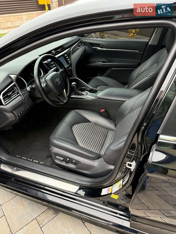 Седан Toyota Camry 2018 в Львове