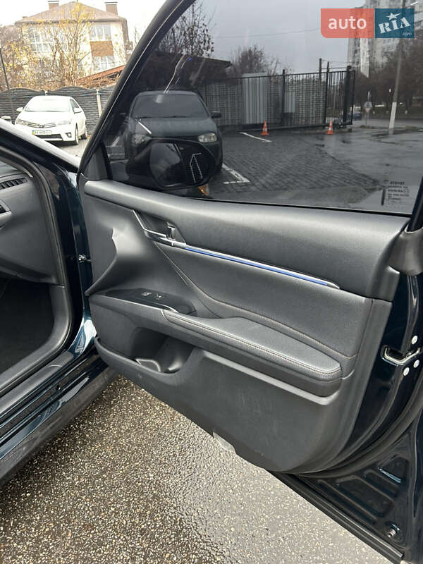 Седан Toyota Camry 2018 в Харкові