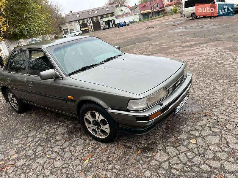 Седан Toyota Camry 1986 в Каменском