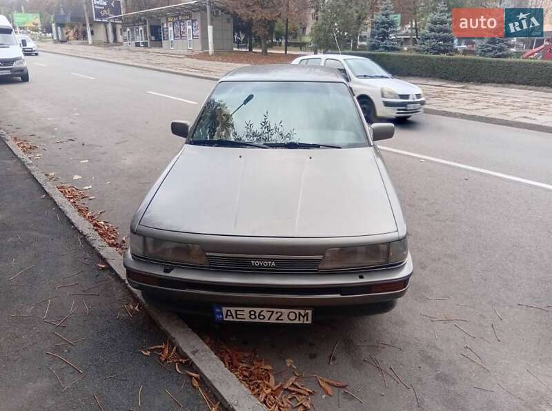 Седан Toyota Camry 1986 в Каменском