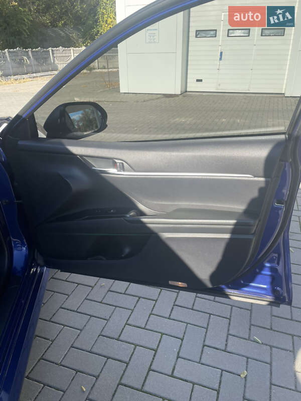 Седан Toyota Camry 2017 в Запорожье