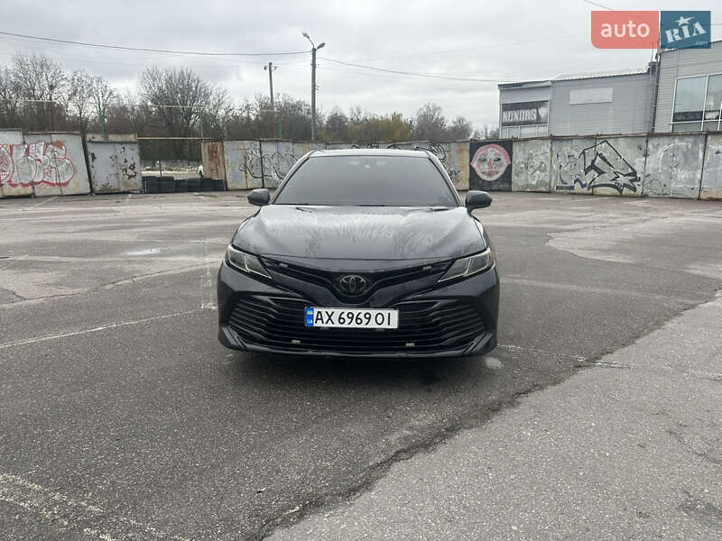 Седан Toyota Camry 2018 в Харькове