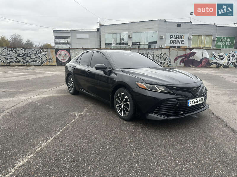 Седан Toyota Camry 2018 в Харькове