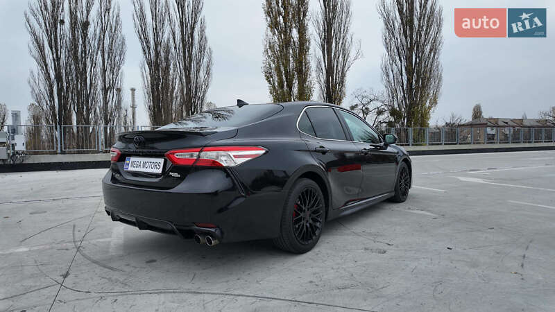 Седан Toyota Camry 2019 в Киеве