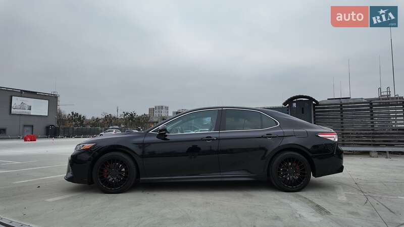 Седан Toyota Camry 2019 в Киеве