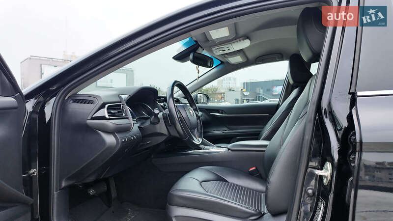 Седан Toyota Camry 2019 в Киеве