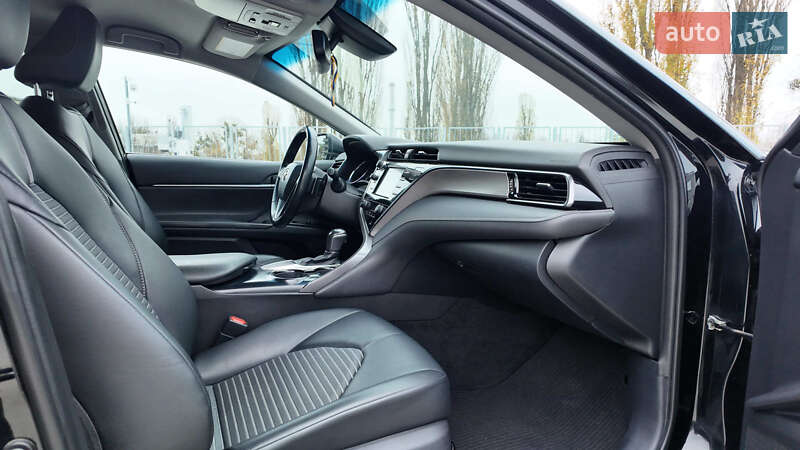 Седан Toyota Camry 2019 в Киеве