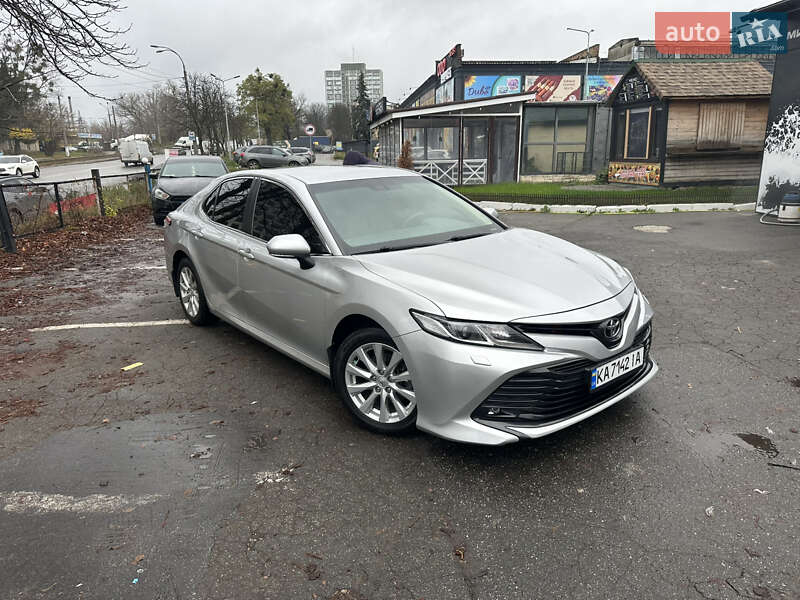 Седан Toyota Camry 2018 в Киеве