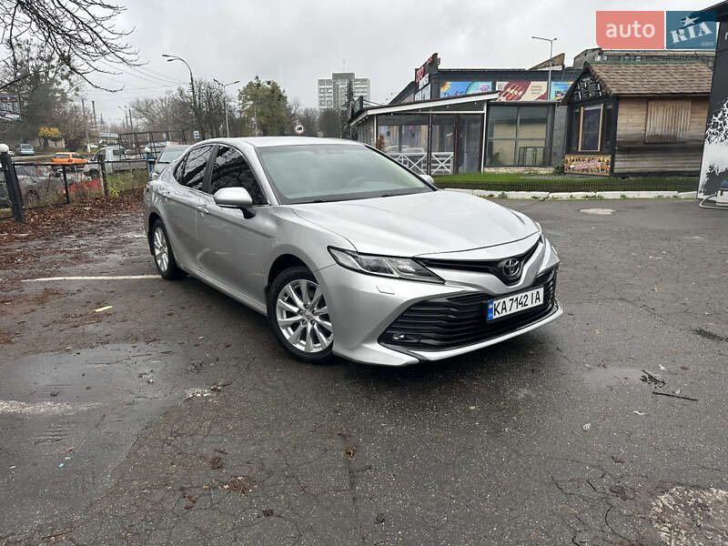 Седан Toyota Camry 2018 в Киеве