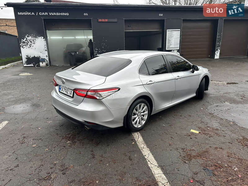 Седан Toyota Camry 2018 в Киеве