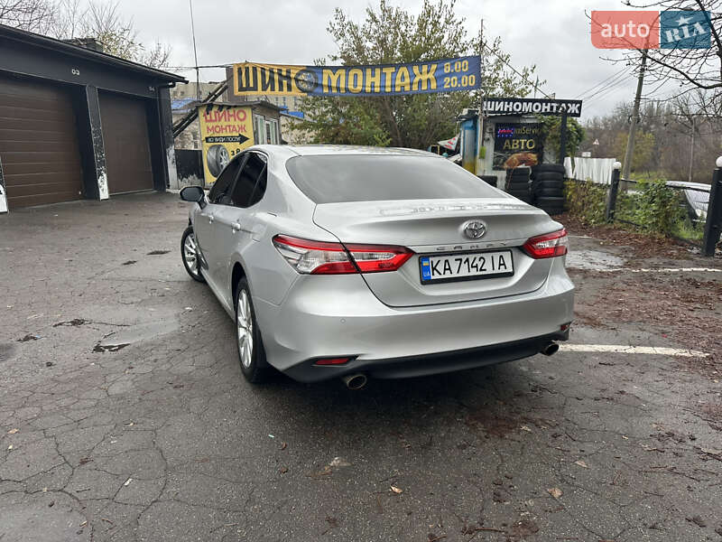 Седан Toyota Camry 2018 в Киеве
