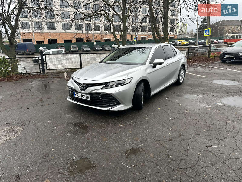 Седан Toyota Camry 2018 в Киеве