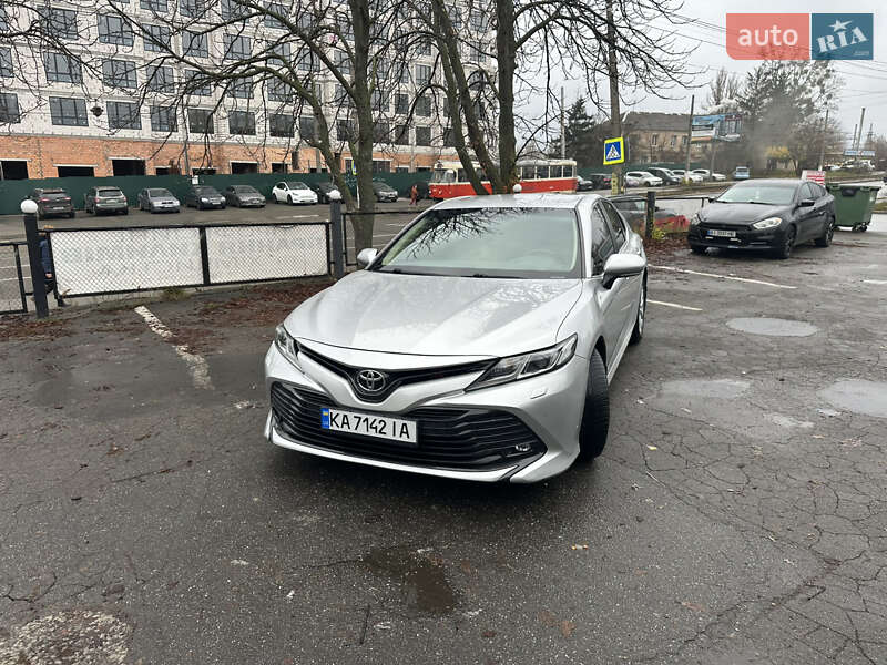 Седан Toyota Camry 2018 в Киеве