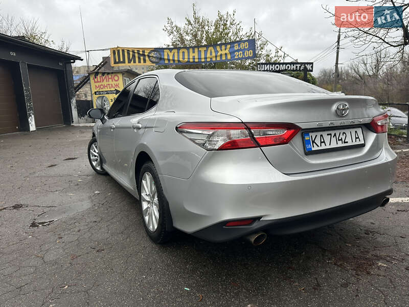 Седан Toyota Camry 2018 в Киеве