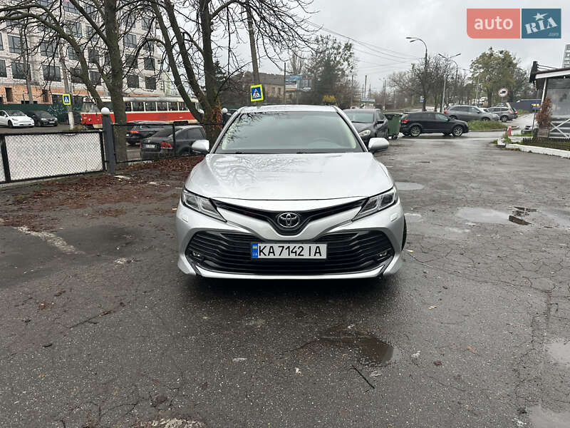 Седан Toyota Camry 2018 в Киеве