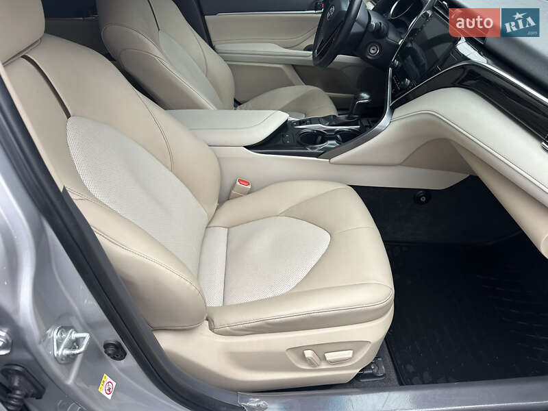 Седан Toyota Camry 2018 в Киеве