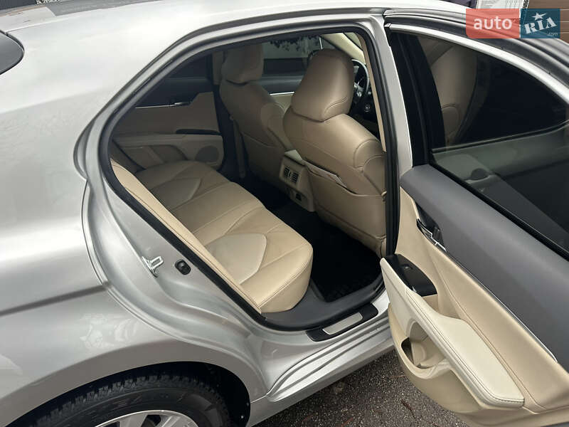 Седан Toyota Camry 2018 в Киеве