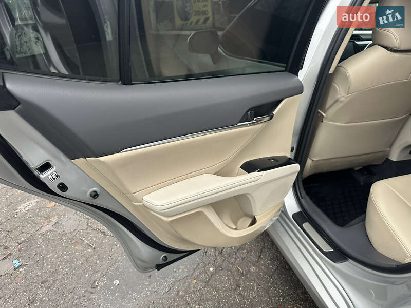 Седан Toyota Camry 2018 в Киеве