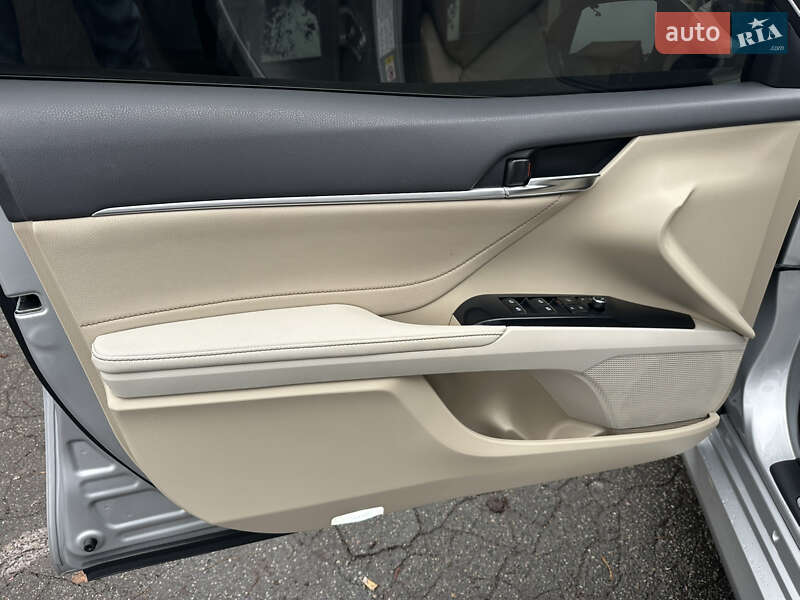 Седан Toyota Camry 2018 в Киеве