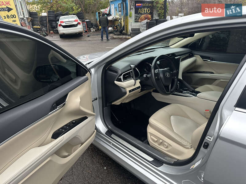 Седан Toyota Camry 2018 в Киеве