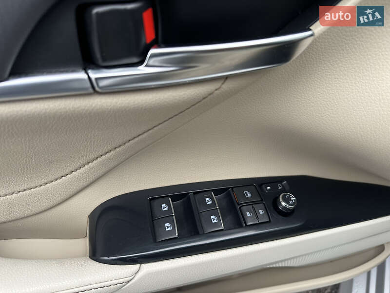 Седан Toyota Camry 2018 в Киеве