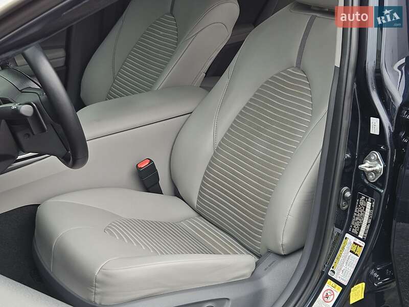 Седан Toyota Camry 2018 в Києві