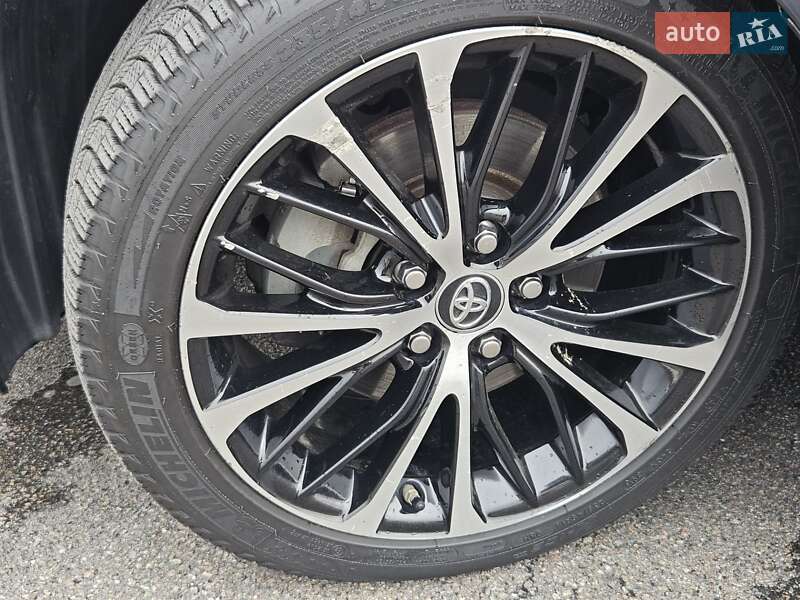 Седан Toyota Camry 2018 в Києві