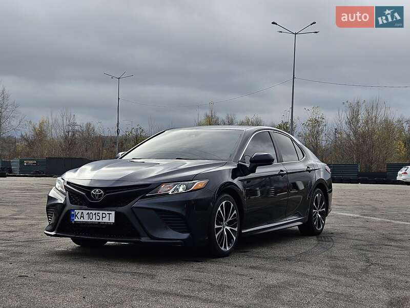 Седан Toyota Camry 2018 в Києві