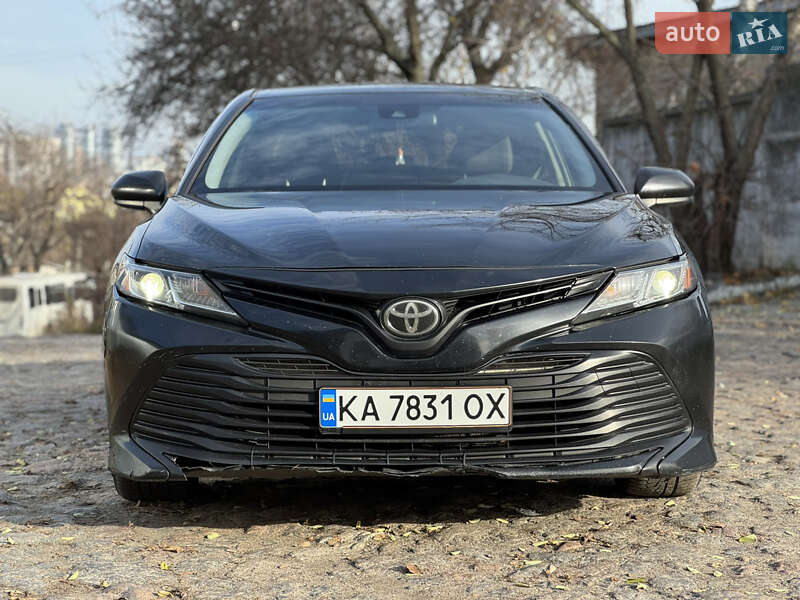 Седан Toyota Camry 2017 в Виннице