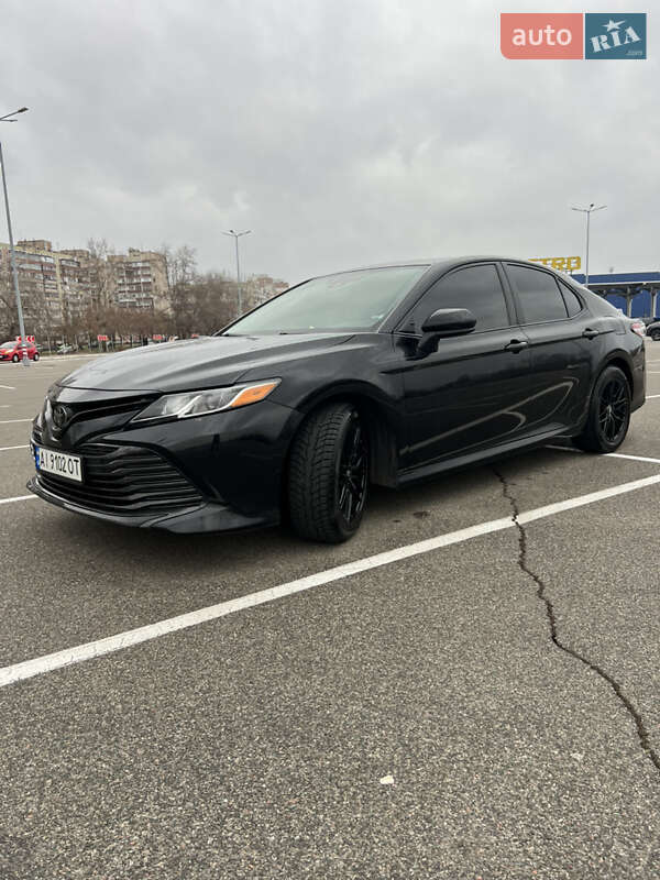 Седан Toyota Camry 2019 в Киеве