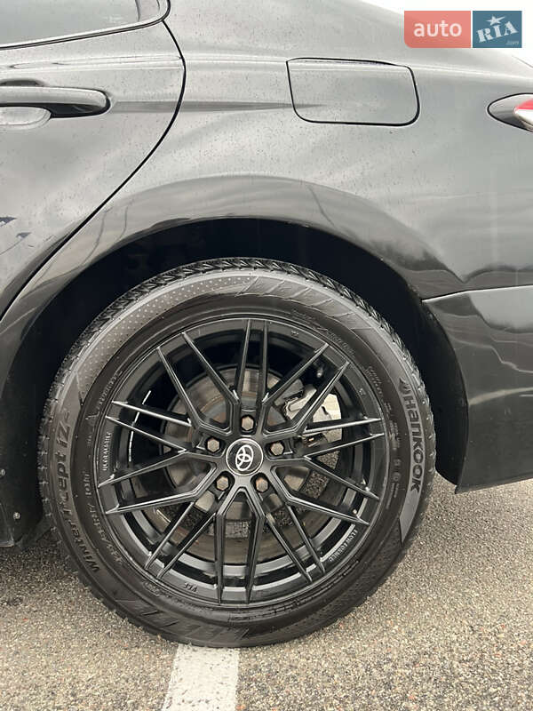 Седан Toyota Camry 2019 в Киеве