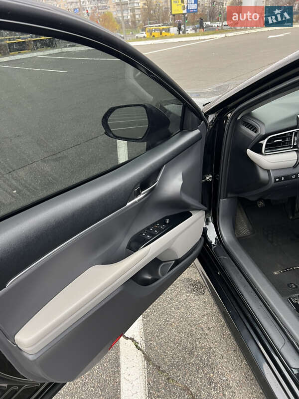 Седан Toyota Camry 2019 в Киеве