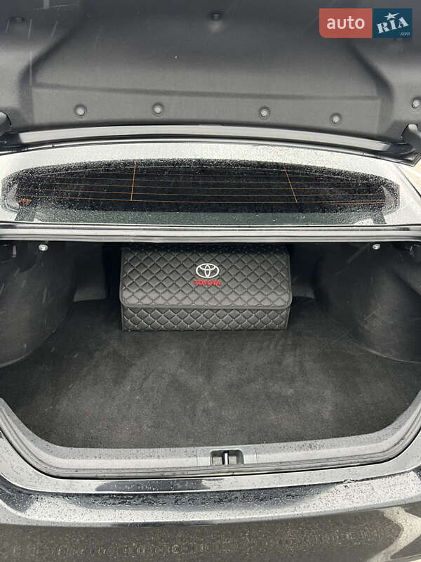 Седан Toyota Camry 2019 в Киеве