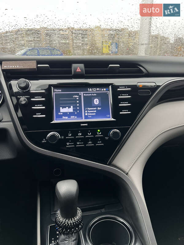 Седан Toyota Camry 2019 в Киеве