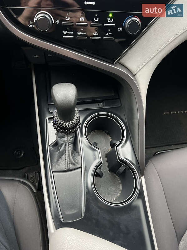 Седан Toyota Camry 2019 в Киеве