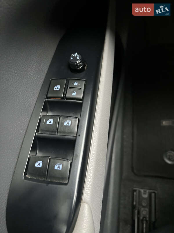 Седан Toyota Camry 2019 в Киеве