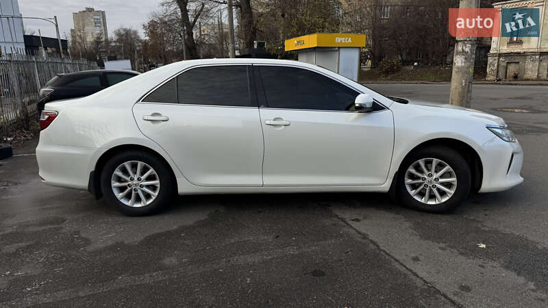 Седан Toyota Camry 2017 в Киеве