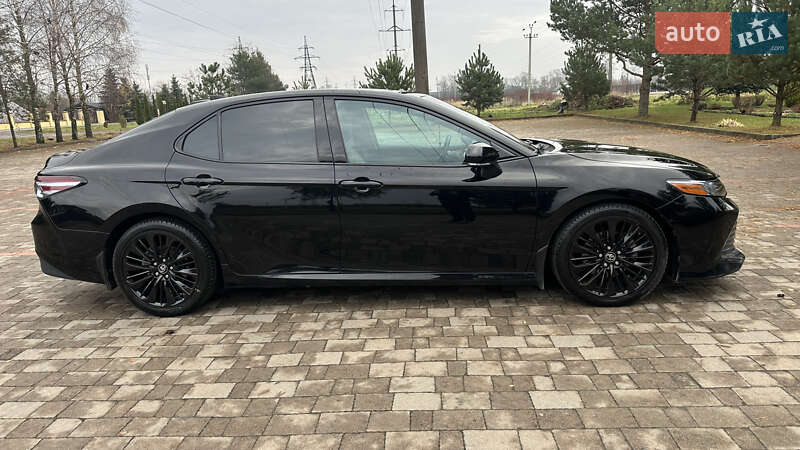 Седан Toyota Camry 2018 в Львове