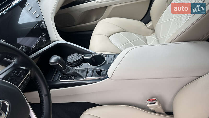 Седан Toyota Camry 2018 в Львове