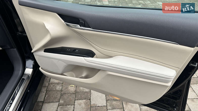 Седан Toyota Camry 2018 в Львове